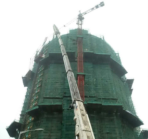 特克斯吊车在工地上作业